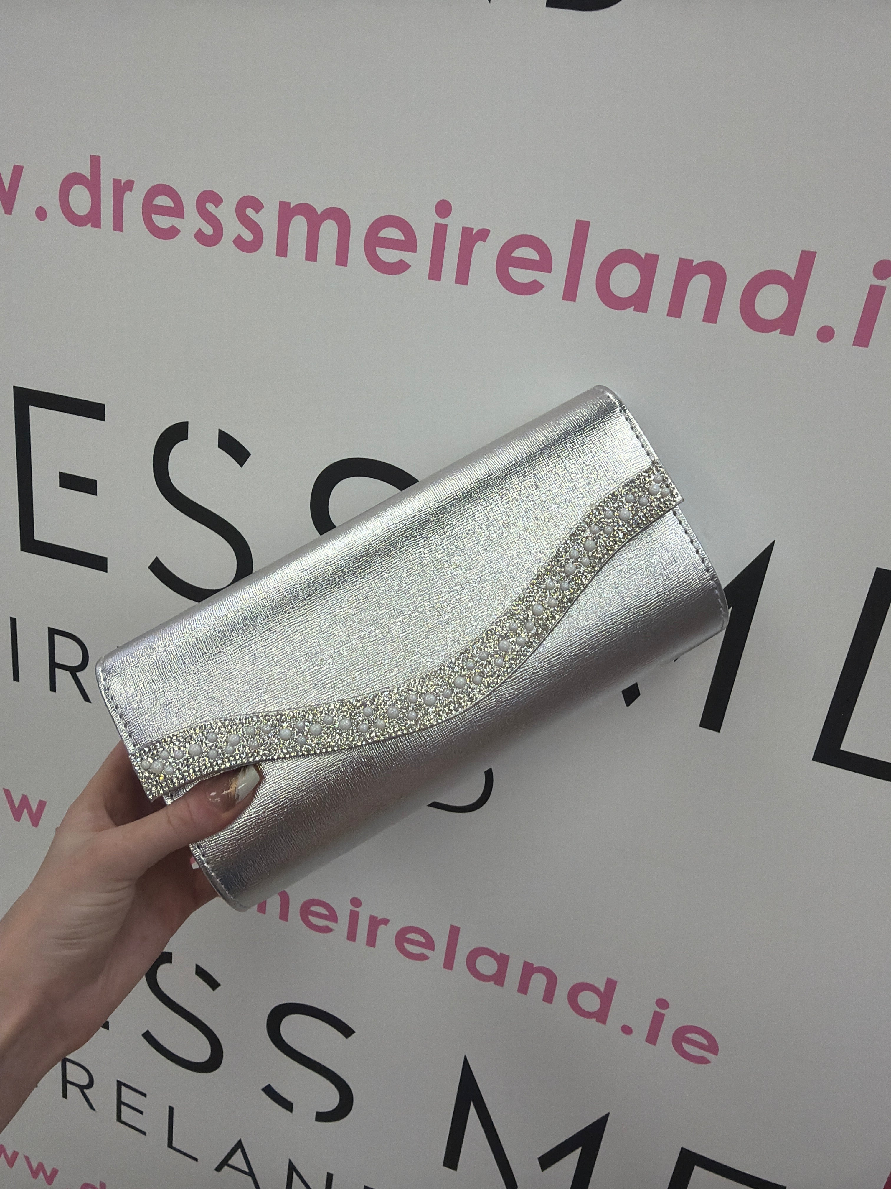 ZITA CLUTCH BAG IN SILVER