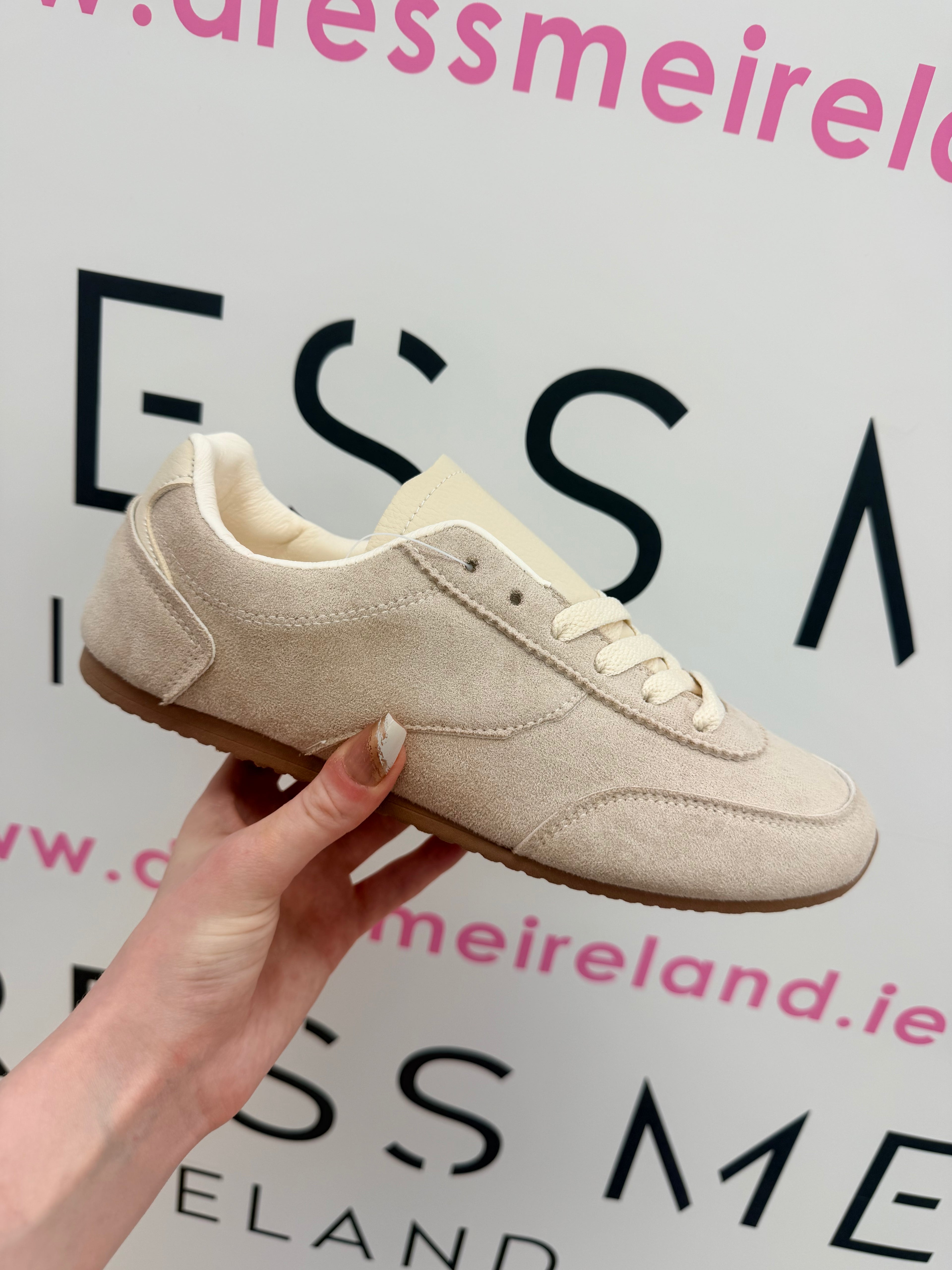 Amy Trainer – Beige Retro Suede Lace-Up Sneaker
