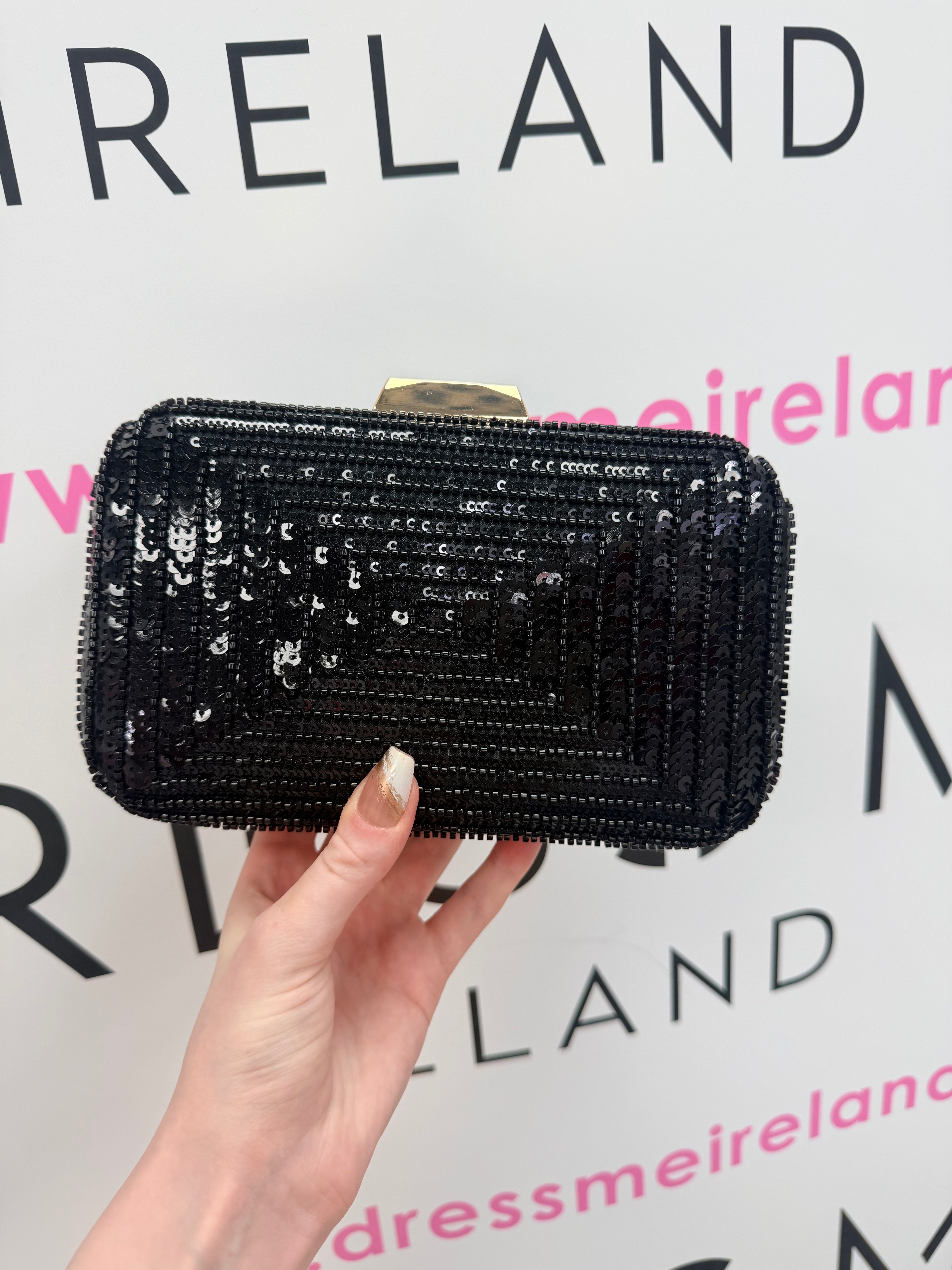 STAR CLUTCH BAG IN BLACK