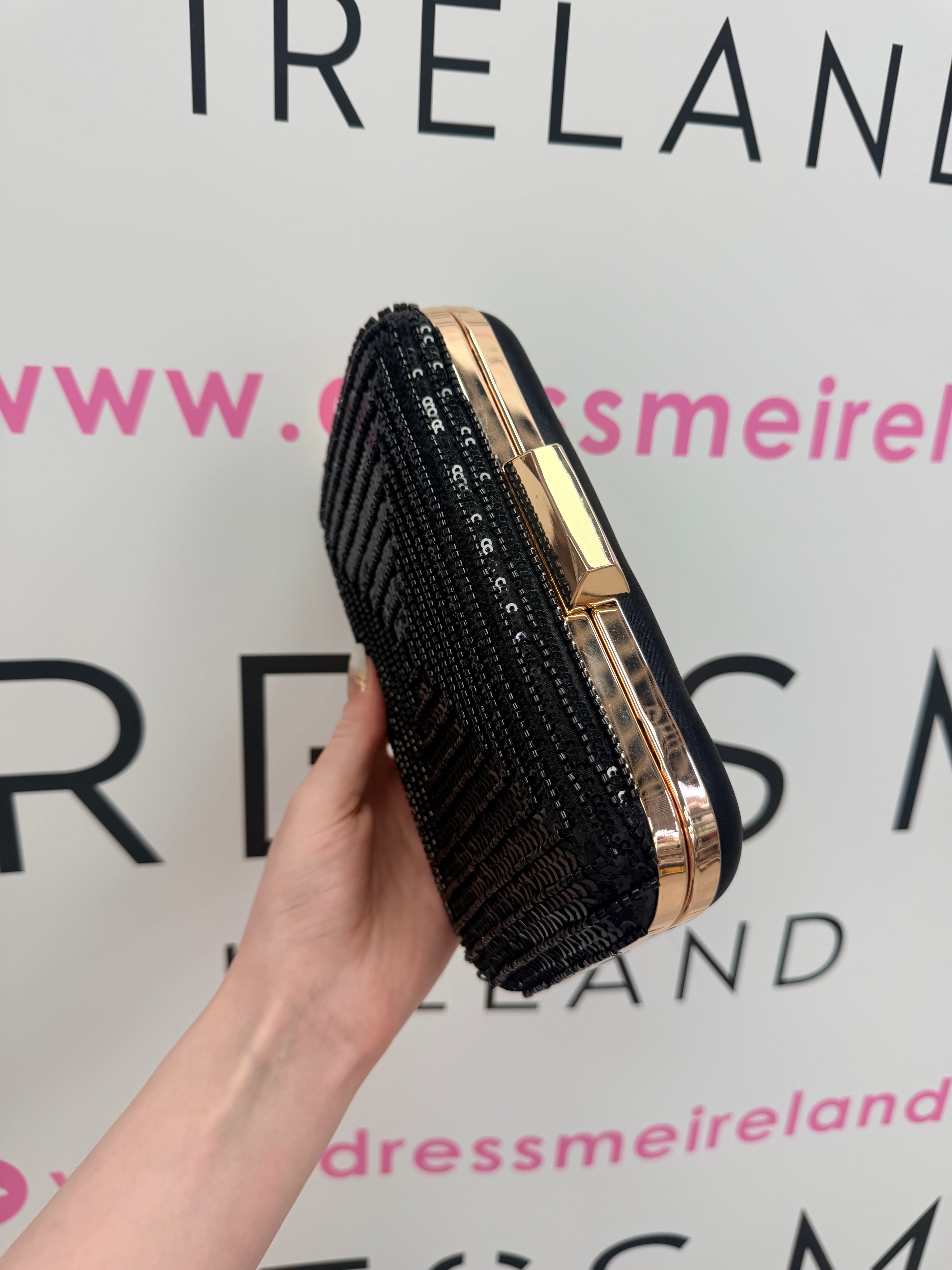 STAR CLUTCH BAG IN BLACK