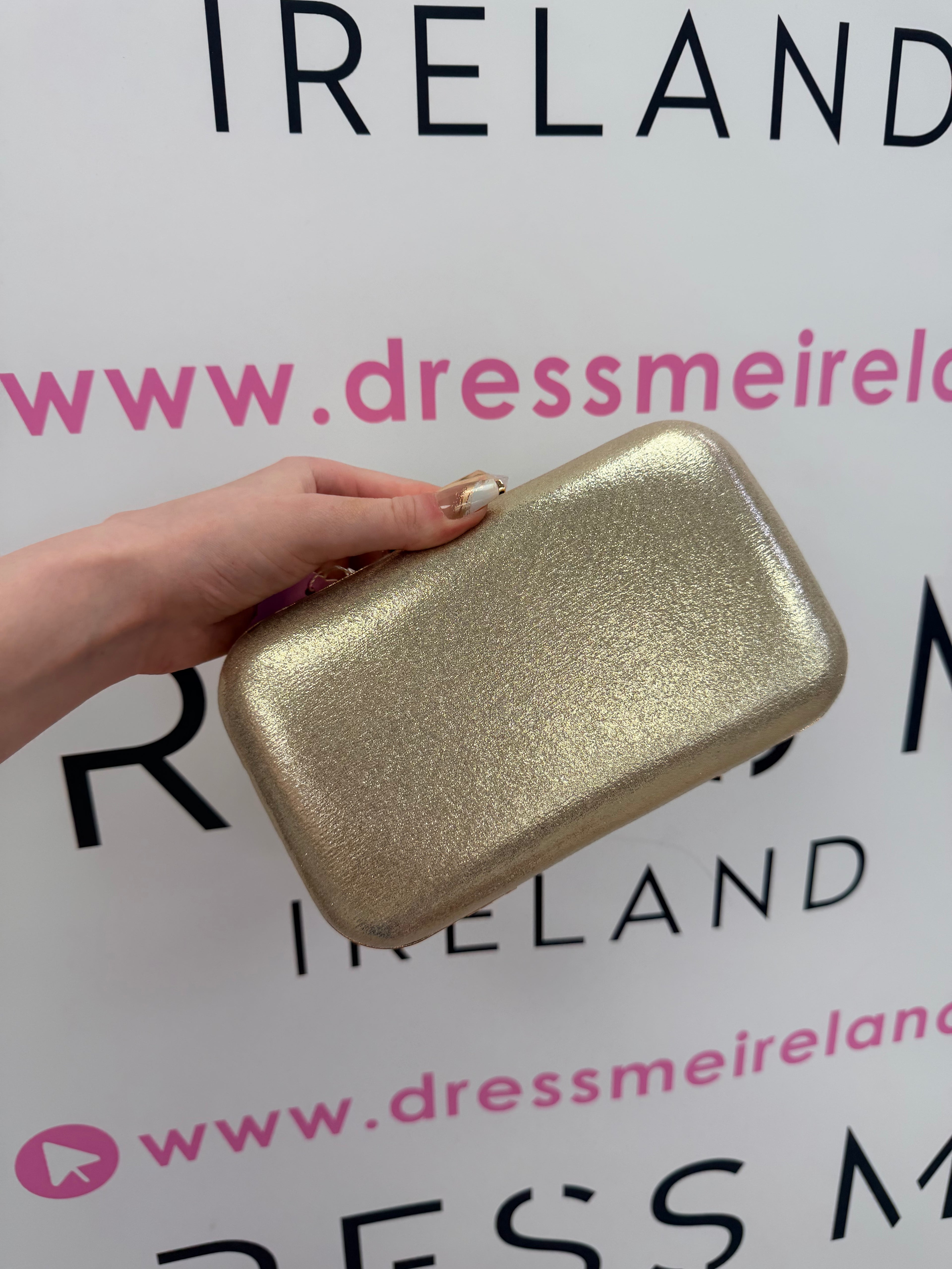 STAR CLUTCH BAG IN GOLD