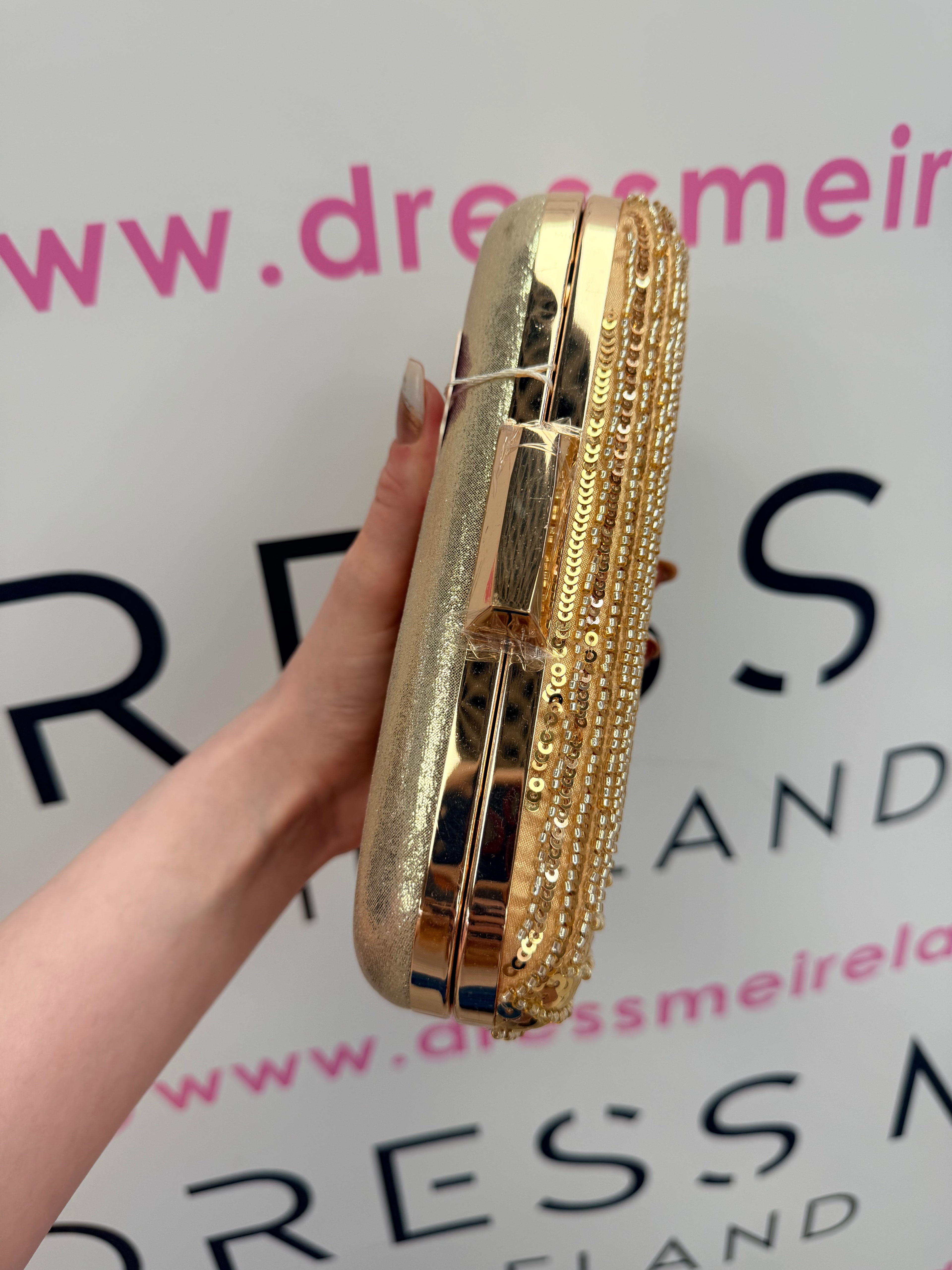 STAR CLUTCH BAG IN GOLD