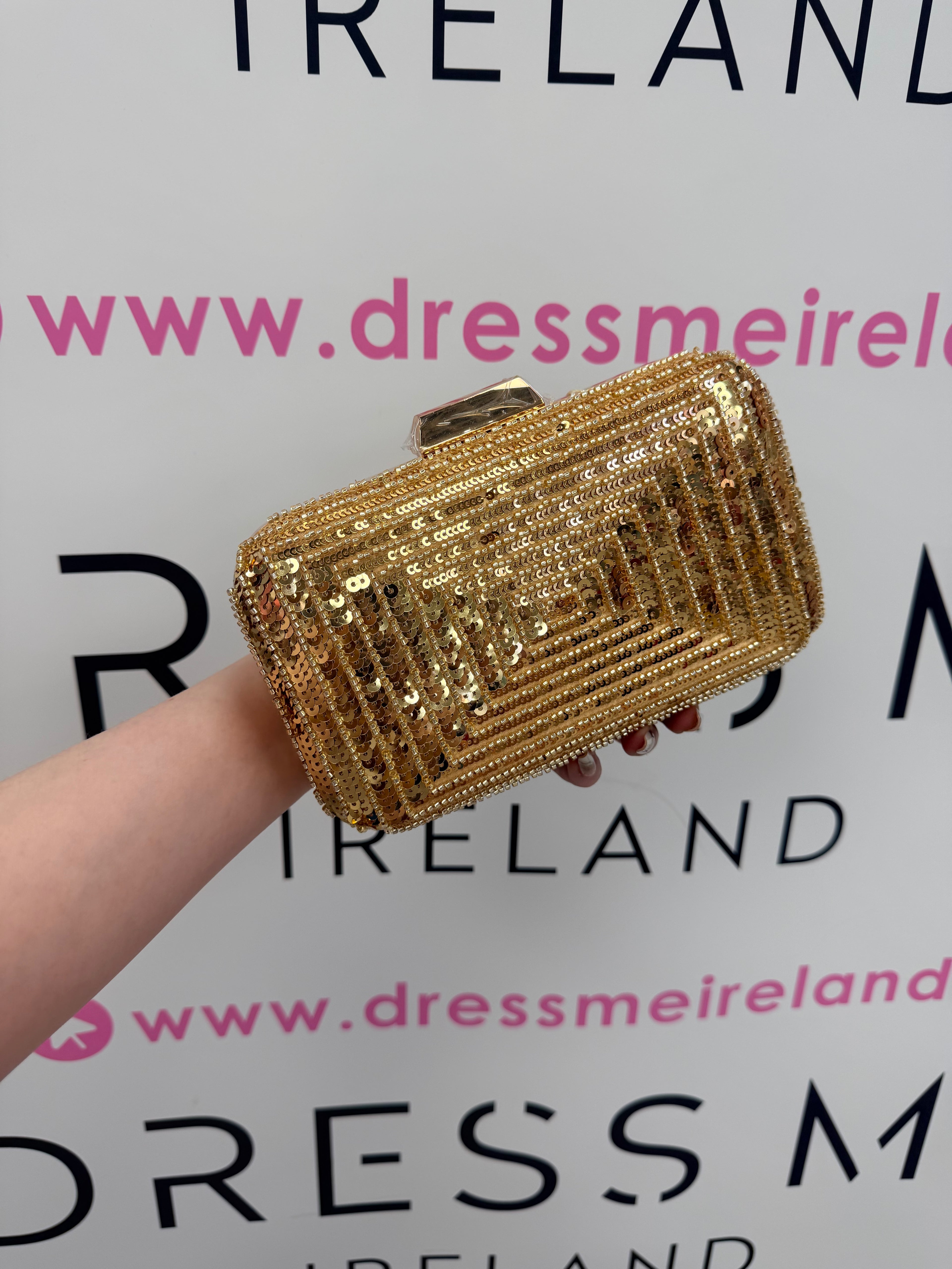 STAR CLUTCH BAG IN GOLD