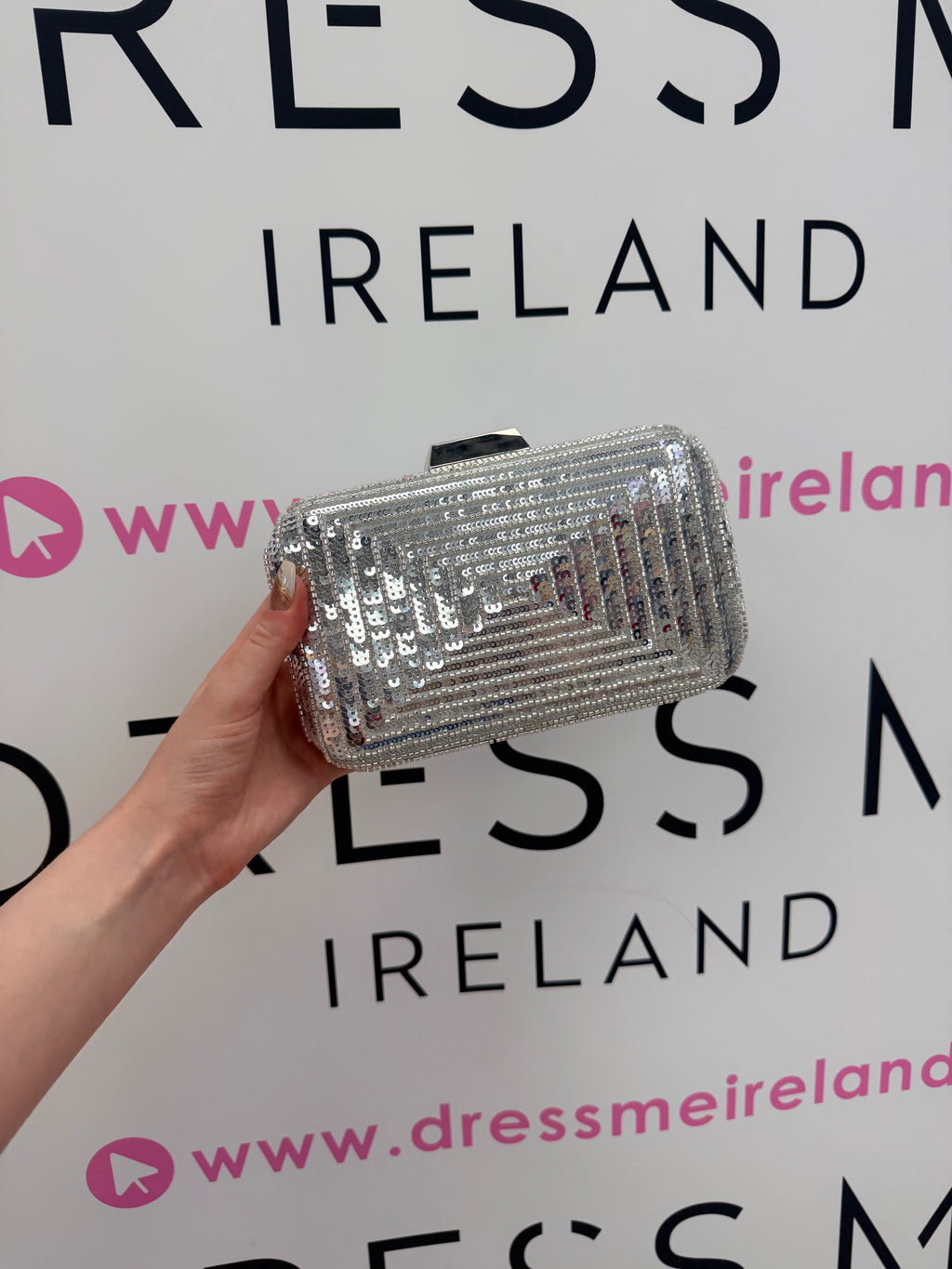 STAR CLUTCH BAG IN SILVER