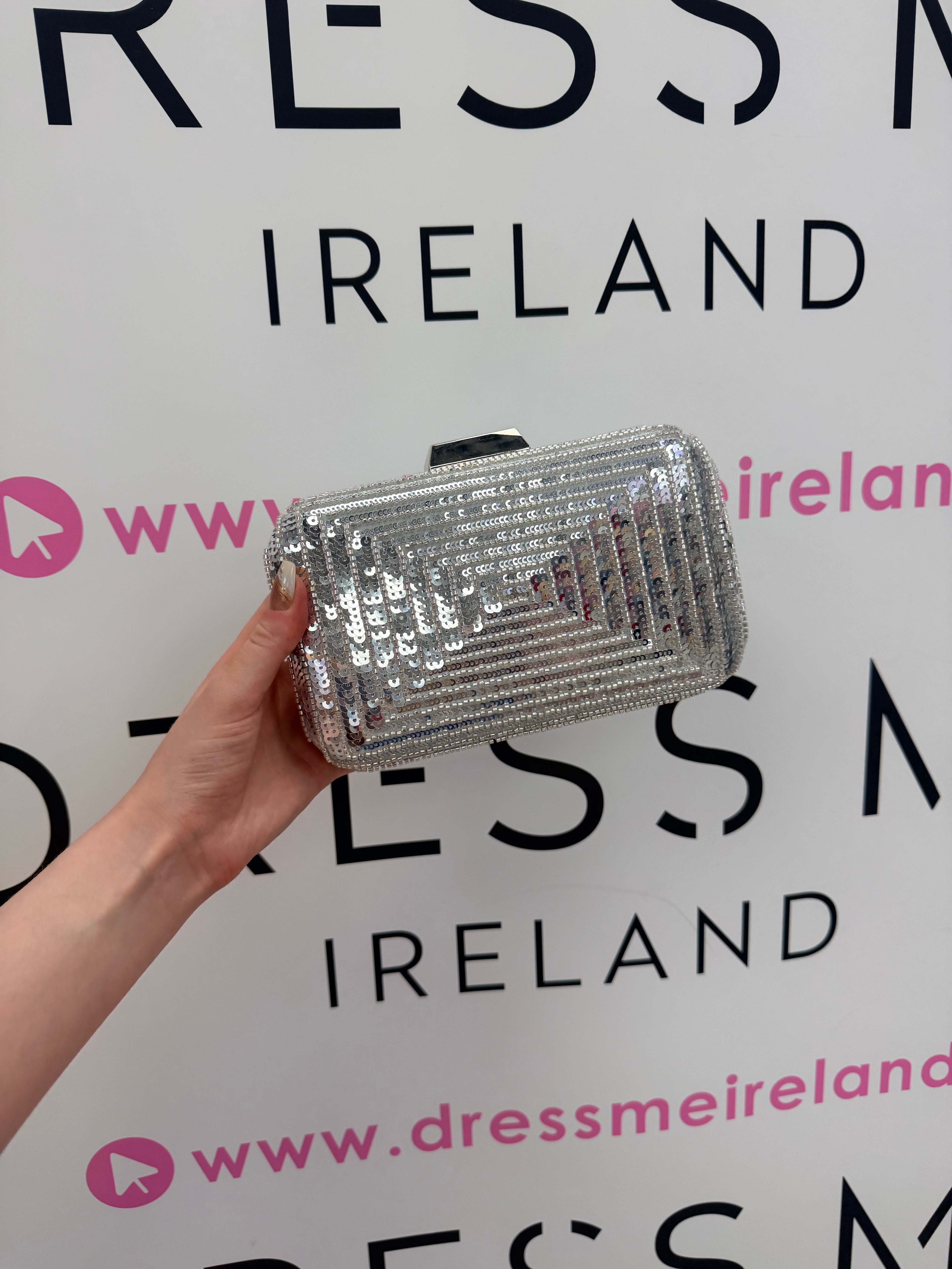 STAR CLUTCH BAG IN SILVER