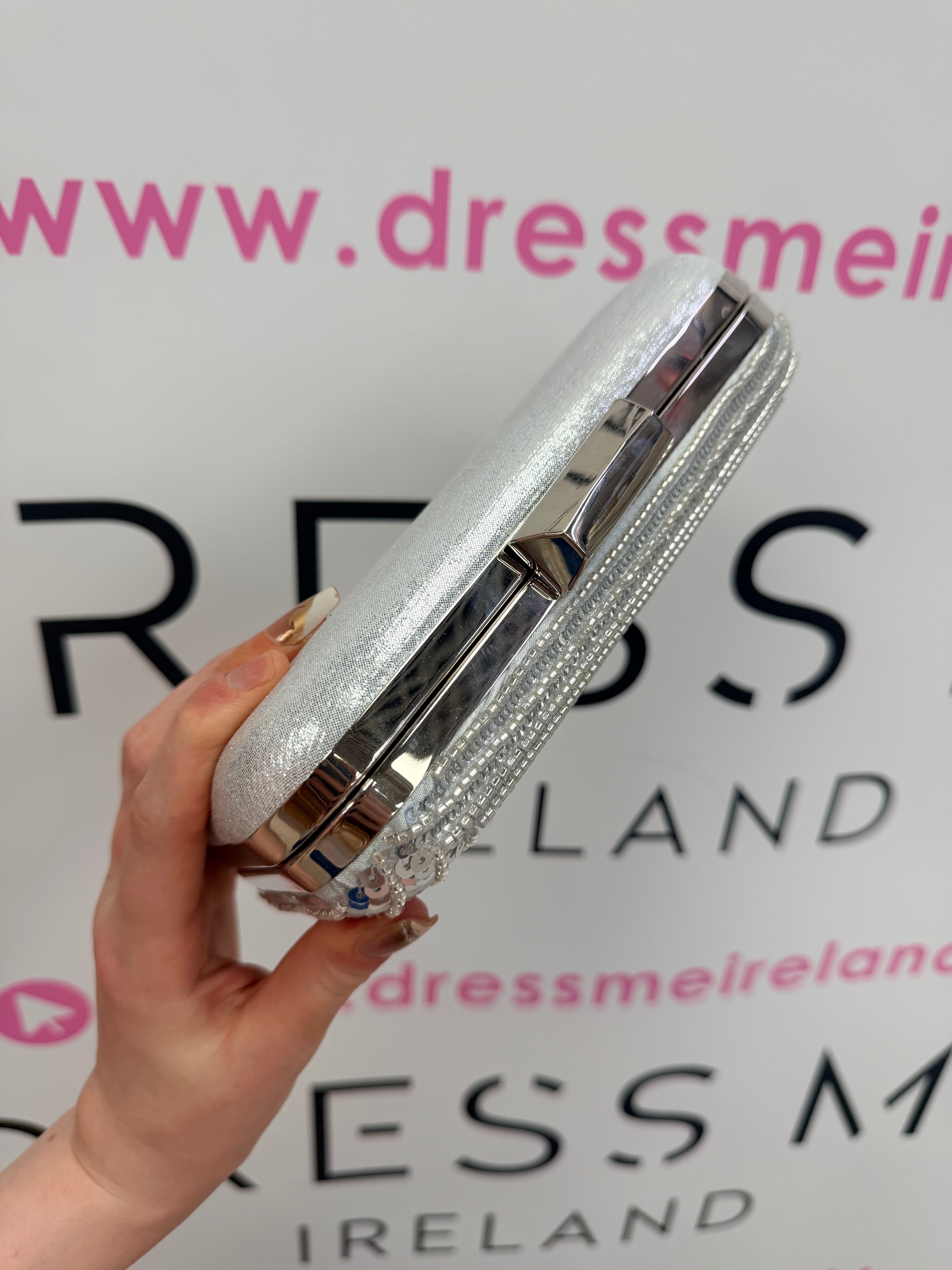 STAR CLUTCH BAG IN SILVER